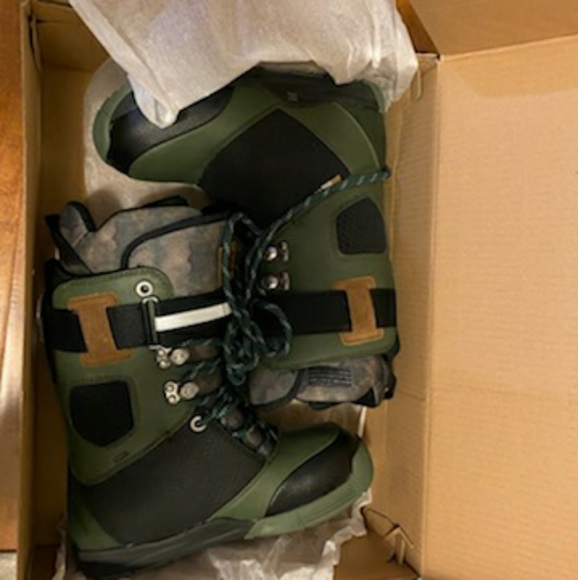 Snowboarding Boots - Picture 2 of 9